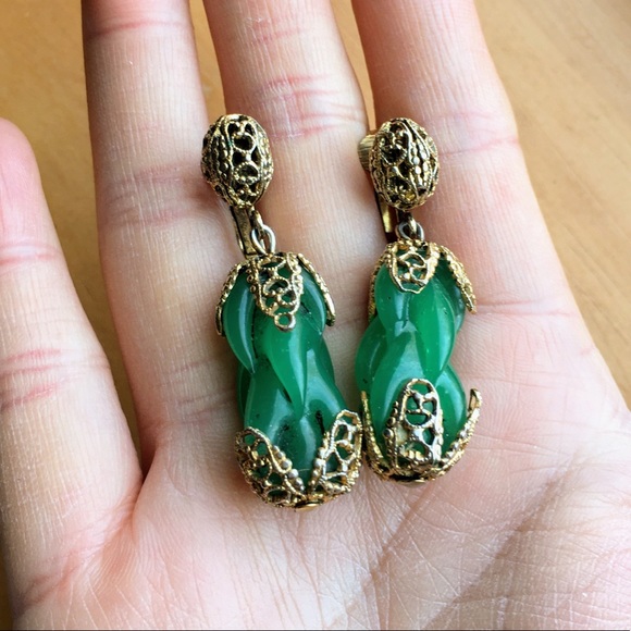 *HOST PICK* Beautiful vintage green glass unique shape dangling earrings - Picture 3 of 7